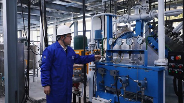 實驗室負責人劉海東介紹大型氦-空綜合實驗平臺，兩江協同創新區供圖