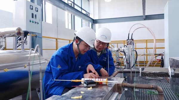 實驗室師生調試超臨界二氧化碳綜合實驗平臺，兩江協同創新區供圖