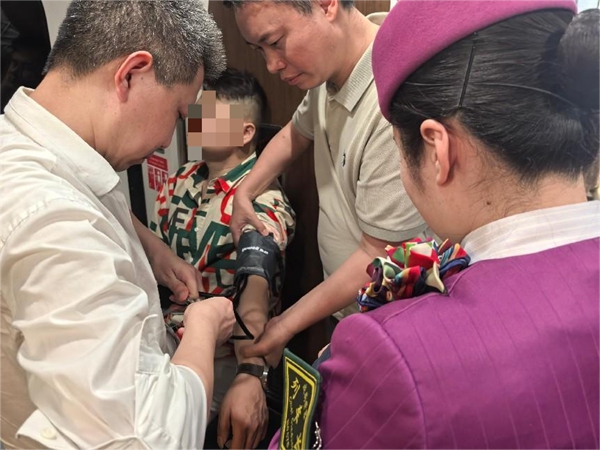 杜思能（左）和楊龍波（右）在列車上救治患者。重慶市第十三人民醫院供圖