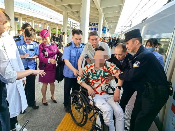 患者在遵義站被轉運至當地醫院。重慶市第十三人民醫院供圖