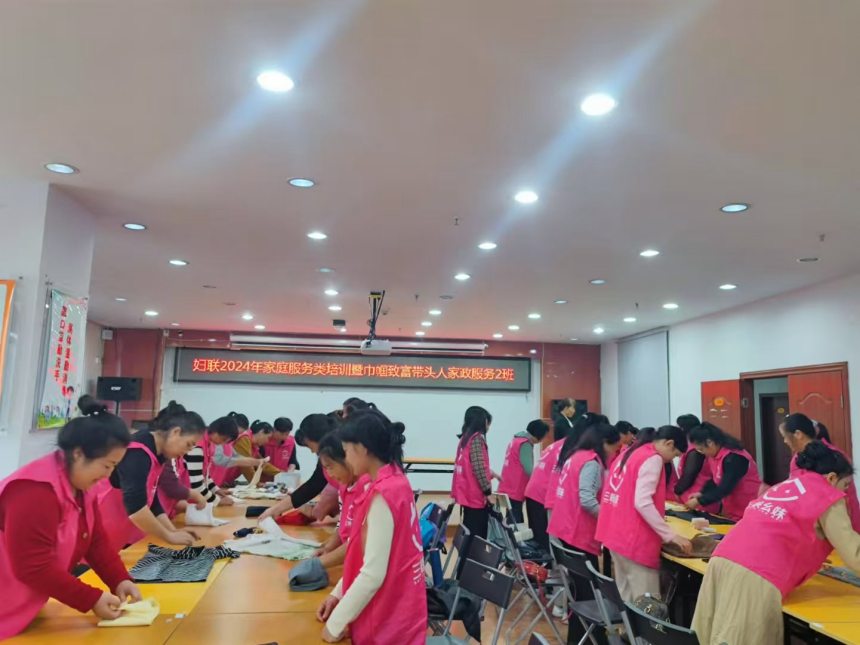 培訓班上，“三峽幺妹”學習家政服務知識。受訪者供圖