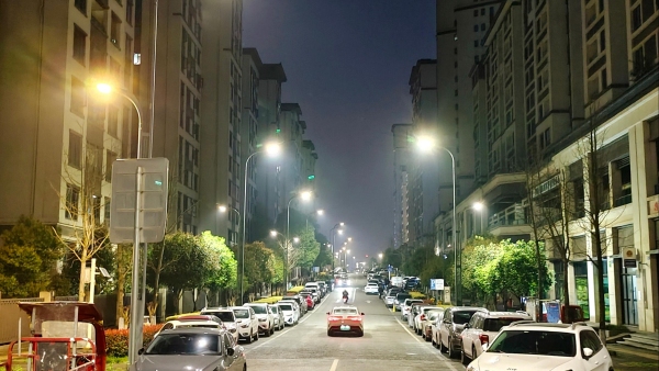 整改后的路燈。胡佳銀攝