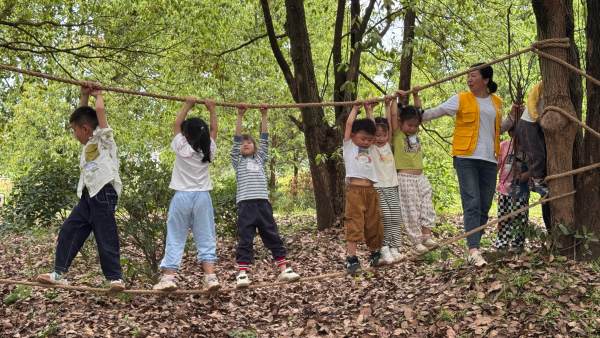 孩子們進行拓展訓練。熊瑞蓮攝