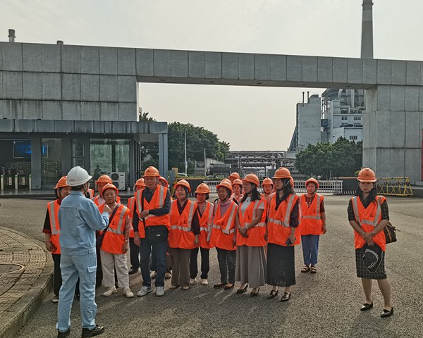 市民和媒體參觀新廠區。張艷攝