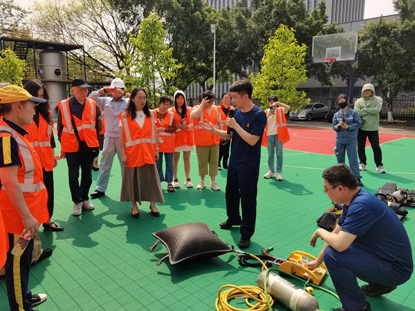 當天，參觀者還走進川維化工公司消防中心，了解隊伍在應急救援工作上的舉措和經驗。張艷攝