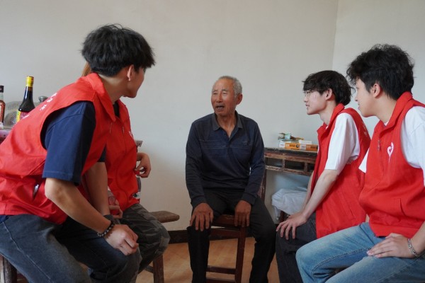 志愿者們走進老黨員家中。重慶科技大學石油與天然氣工程學院供圖