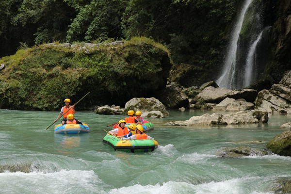 阿依河漂流。景區供圖