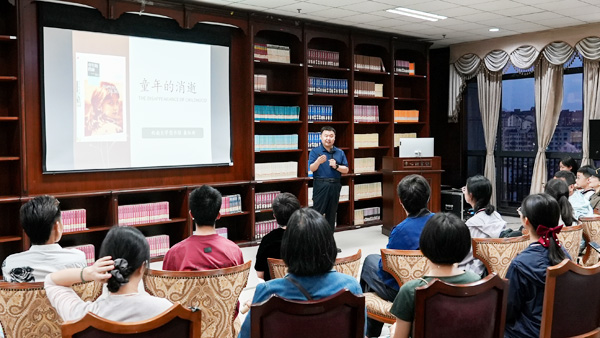 西南大學圖書館黨委副書記秦紅雨作好書推薦。西南大學附中供圖