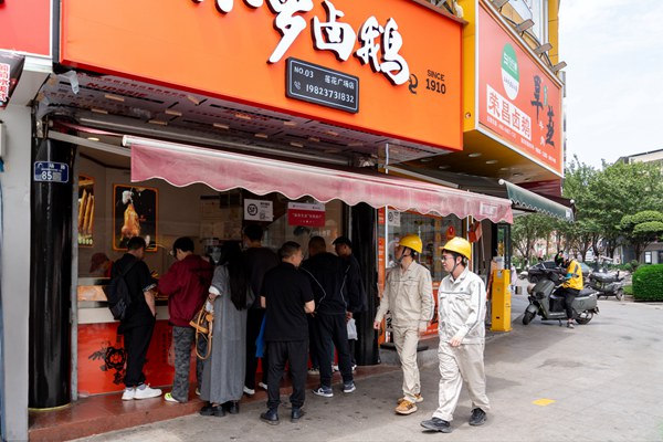 電力人員對物流鏈、零售業開展安全巡檢。國網重慶永川供電公司供圖