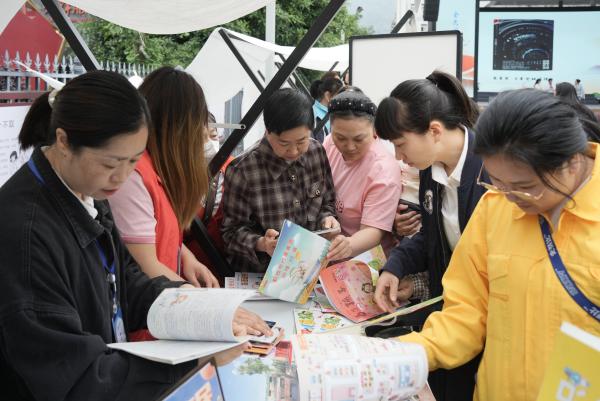 市民選購圖書。羅凌攝?