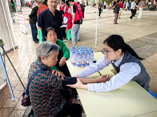 工作人員為老人測量血壓。重慶電信供圖