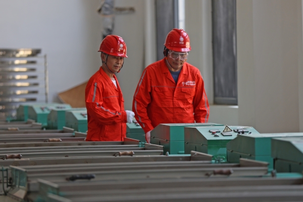 志愿者服務隊正在對 “彭水白茶”加工廠的配電設備進行全面“體檢”。趙勇攝