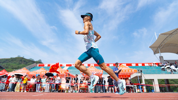 校友趙浩刷新校運會男子5000米比賽紀錄。重慶理工大學供圖