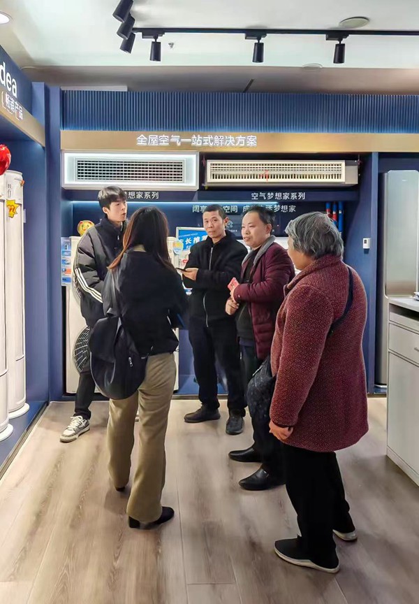 消費者咨詢新一輪消費品以舊換新政策。渝北區商務委供圖