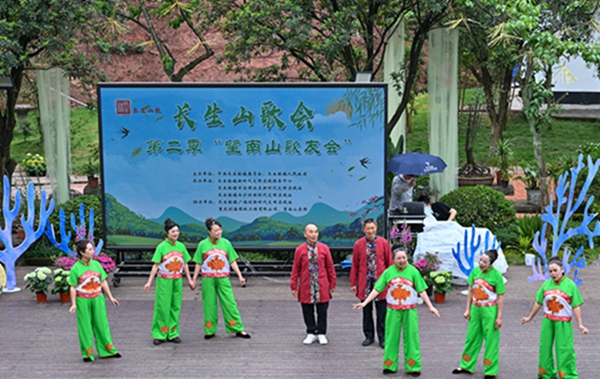 長生山歌會第二季“望南山歌友會”現場。崔景印攝