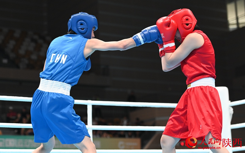 運動員們在賽場上激烈對抗。人民網記者 白鴿攝