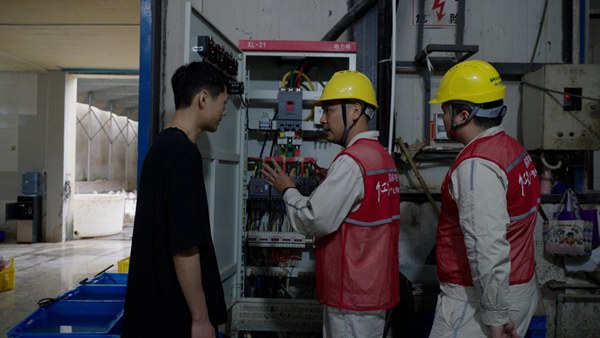 電力人員對鵝企開展安全用電檢查。國網永川供電公司供圖