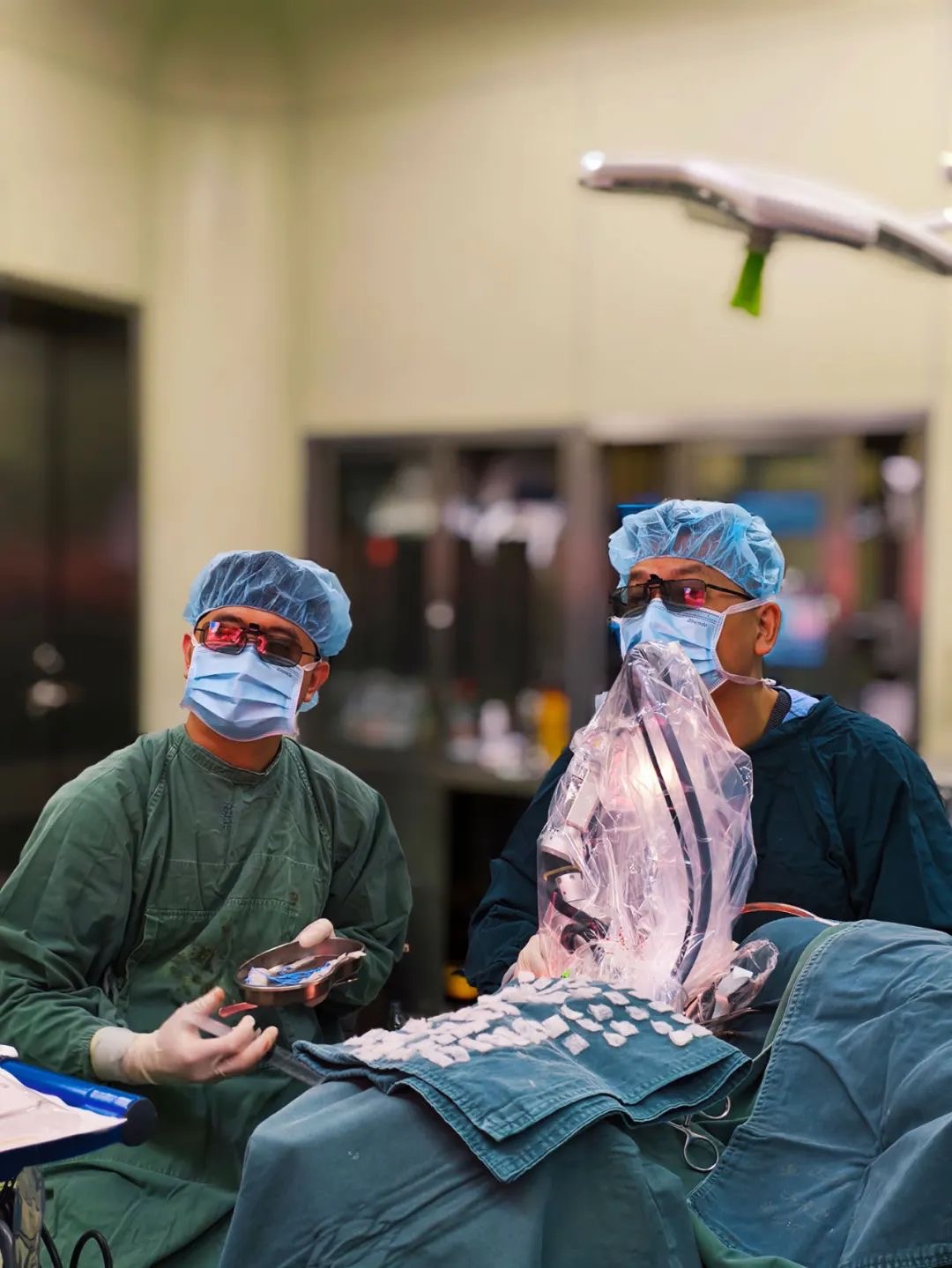 重醫附一院神經外科團隊手術中。重醫附一院供圖