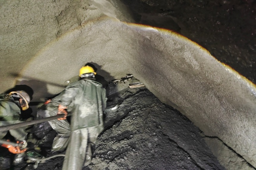 二號斜井正洞作業現場。中鐵隧道局供圖