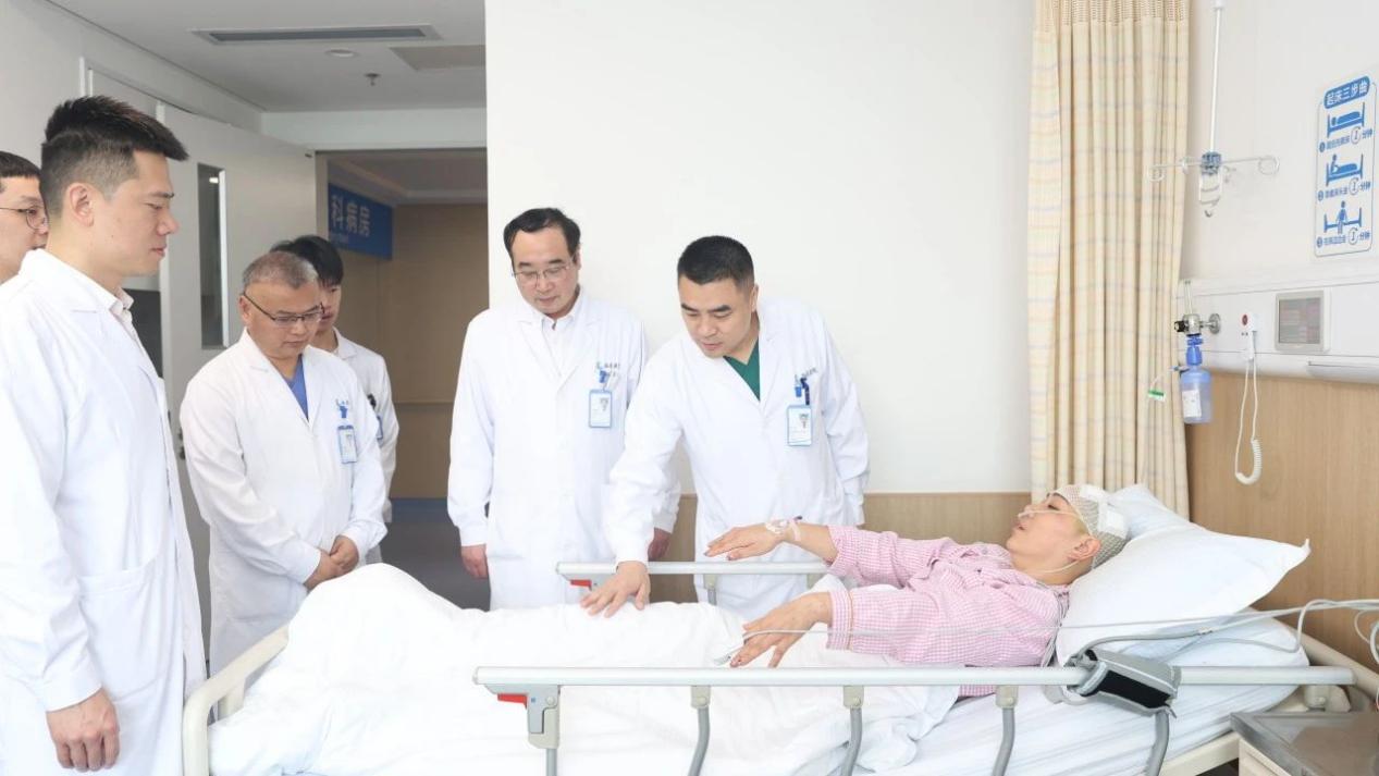 梁鴻帶領團隊查房。重慶西區醫院供圖