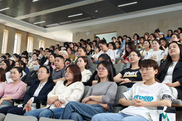 交流會現場。重師附二小供圖