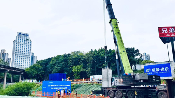 北環立交改造項目順利實現首次墩柱吊裝。重慶高速集團巨能集團供圖