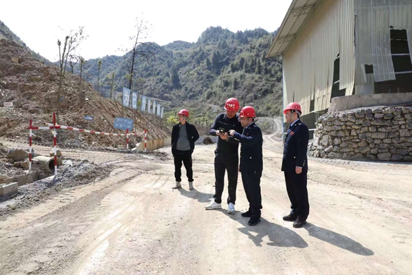 近日，秀山縣稅務人員來到平興砂石有限公司開展合規輔導。張雯慧攝