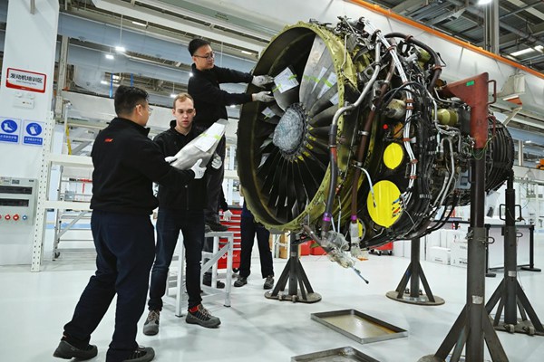 瑞航（重慶）航空發動機維修基地，工程師們正在緊張忙碌。遼寧方大集團供圖