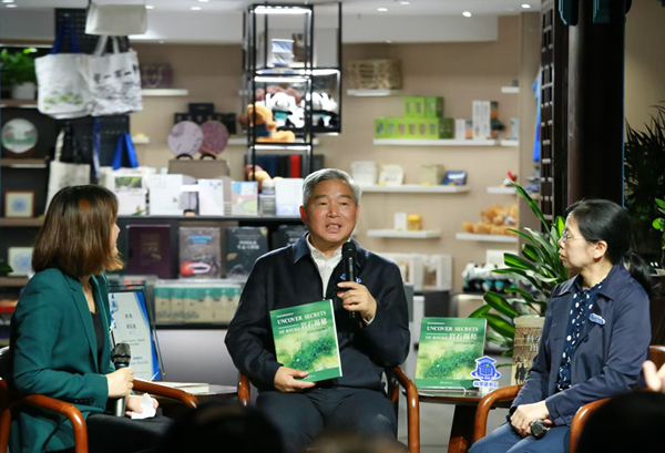 劉漢龍向與會嘉賓薦書。張源攝