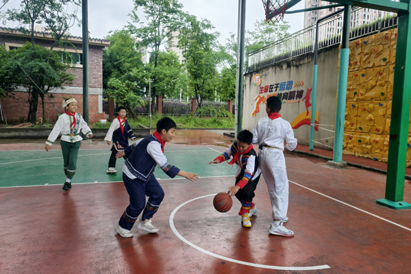 籃球場上的風采躍動。雙福三小供圖
