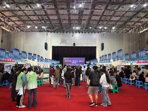 招聘會現場。陳卓攝