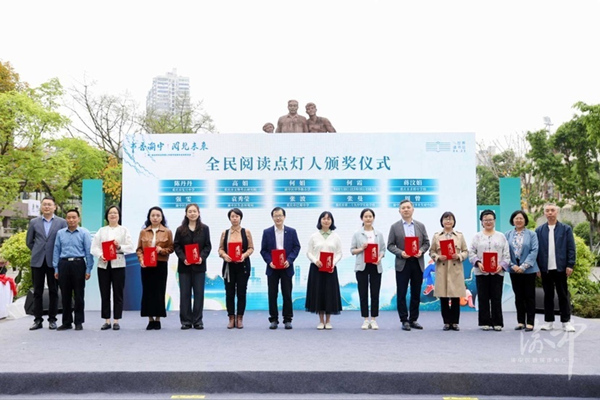啟動儀式為渝中區全民閱讀點燈人頒發榮譽證書。向勇 攝