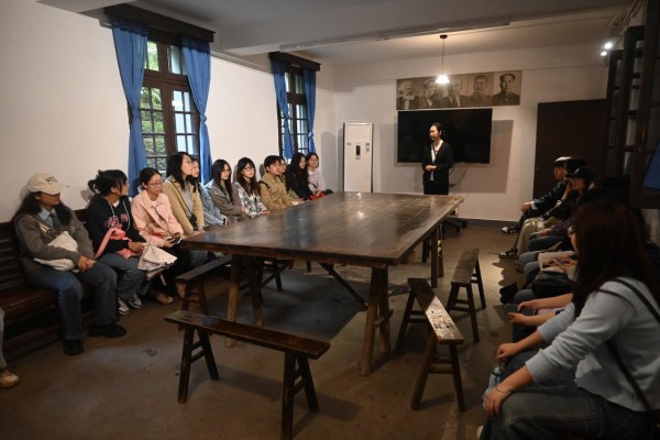 同學們在救亡室作體驗、聽講解。王藝霏攝