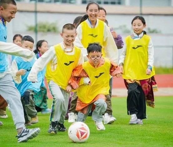 孩子們在銅梁龍隊訓練場開展活動。重慶銅梁龍足球俱樂部供圖