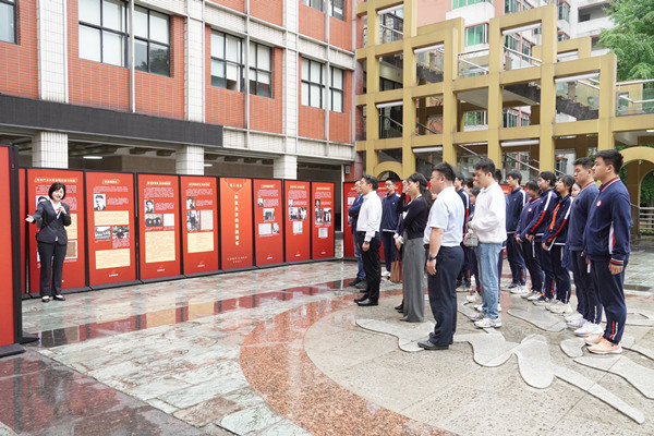 師生參觀“紅巖精神 永放光芒”主題展覽。重慶一中供圖