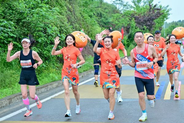 選手們享受賽事?；顒又鬓k方供圖