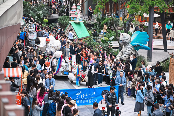 怪車主題巡游現場。重慶光環供圖