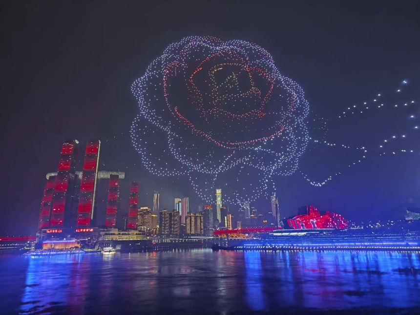 重慶“兩江四岸”啟動常態化無人機燈光秀展演，為觀眾帶來一場“光影盛宴”。郭旭攝