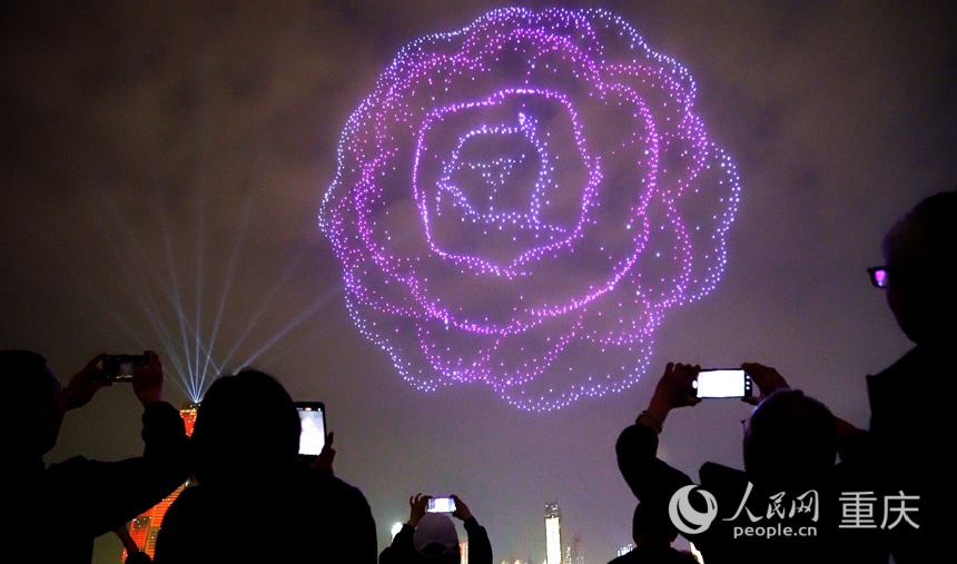 重慶“兩江四岸”啟動常態化無人機燈光秀展演，吸引不少市民、游客前來觀賞。人民網記者 劉祎攝