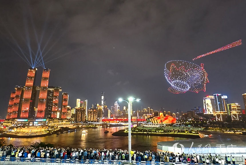 重慶“兩江四岸”啟動常態化無人機燈光秀展演，吸引不少市民、游客前來觀賞。陳琦攝