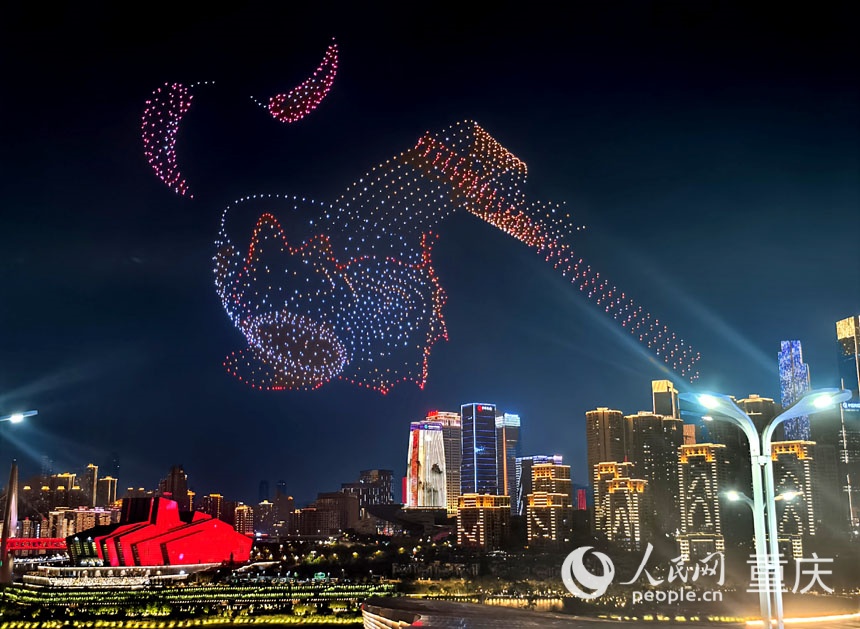 重慶“兩江四岸”啟動常態化無人機燈光秀展演，吸引不少市民、游客前來觀賞。陳琦攝