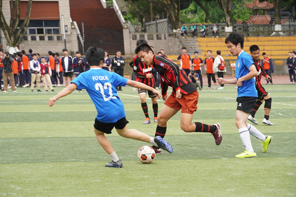 足球賽比拼。重慶一中供圖