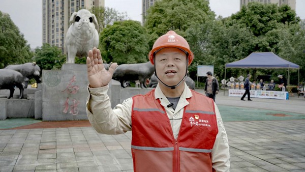 國家電網重慶電力（榮昌）紅巖共產黨員服務隊隊員廖偉。國網重慶永川供電公司供圖