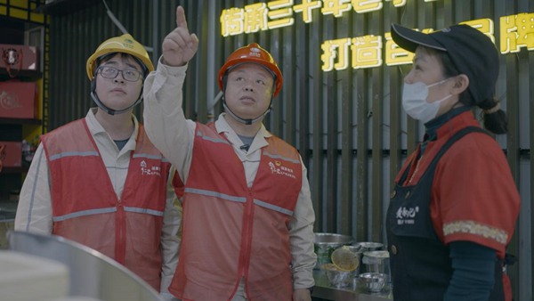 廖偉巡檢城區線路，向鹵鵝商戶宣傳安全用電知識。國網重慶永川供電公司供圖