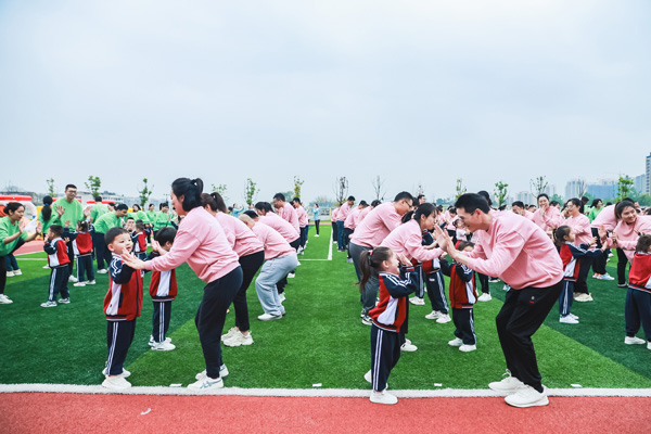 親子律動《奔跑吧少年》。朝陽幼兒園供圖