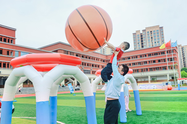 投籃高手。朝陽幼兒園供圖
