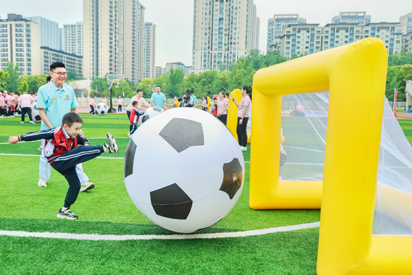 超級足球賽。朝陽幼兒園供圖