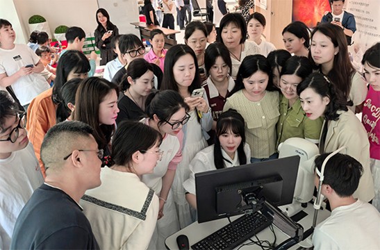 劉夏露現場帶教。南坪愛爾眼科供圖