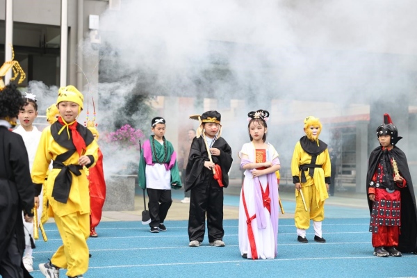 運動會開幕式上，同學們身著特色服飾演出。