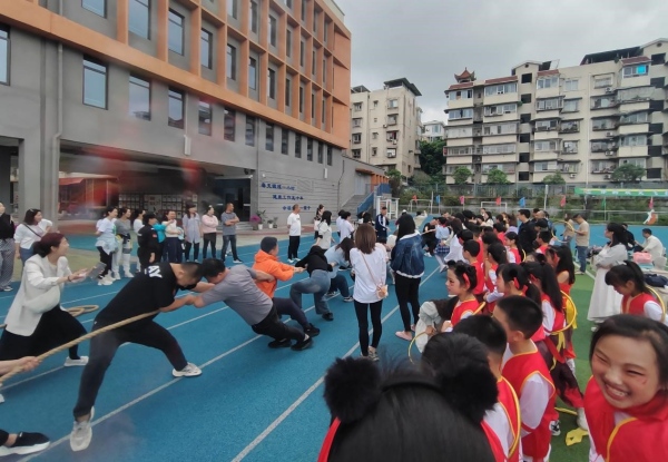 學生家長代表“火力全開”開展拔河比賽。